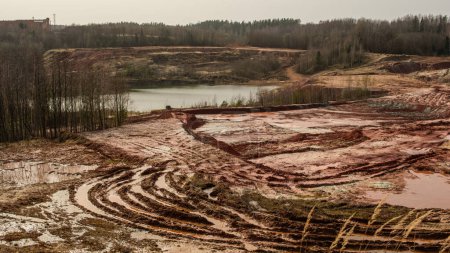 Inmitten der ruhigen Landschaft Lettlands liegt der Steinbruch Lode, ein verstecktes Juwel, in dem Natur und Industrie in Harmonie miteinander verschmelzen