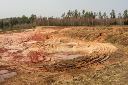 La belleza escarpada de Lode Quarry en Letonia invita a la exploración, donde cada paso descubre una historia escrita en la arcilla antigua de la tierra.