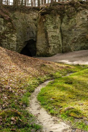 Les petites falaises de l'enfer près de Cesis offrent un aperçu du passé, où des couches d'histoire sont gravées dans la pierre même de la campagne lettone.
