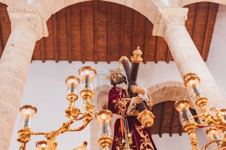 Téléchargez les photos : Jésus-Christ dans l'imagerie religieuse portant une croix avec des chandeliers vus en plan nadir - en image libre de droit