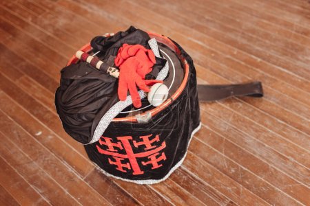 Schwarze und rote Trommel mit Karwoche-Kreuz mit Handschuhen und Schlägel drauf