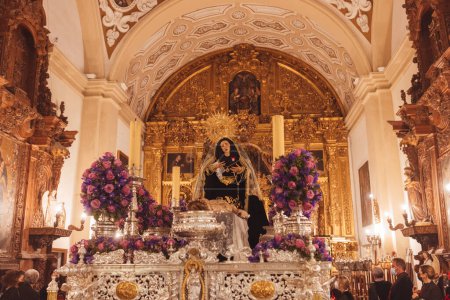 Téléchargez les photos : Trône de la Semaine Sainte avec la sculpture de la Vierge Marie à côté de Jésus Christ couché mort à côté d'elle. - en image libre de droit