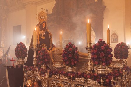 Téléchargez les photos : Trône de la Semaine Sainte avec la sculpture de la Vierge Marie à côté de Jésus Christ couché mort à côté d'elle - en image libre de droit