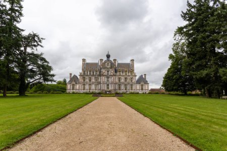 Téléchargez les photos : France, le monumental Château de Beaumesnil, dans la province de Normandie - en image libre de droit