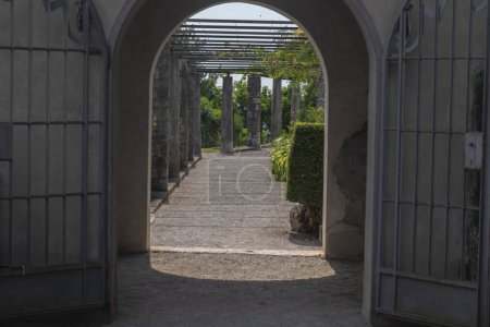 Téléchargez les photos : Ville médiévale de Stanjel avec beau jardin Ferrari - en image libre de droit