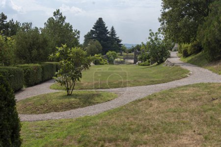 Téléchargez les photos : Ville médiévale de Stanjel avec beau jardin Ferrari - en image libre de droit