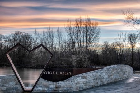 Téléchargez les photos : Otok ljubezni - Île de l'amour près de Mura River. izakovci, slovenia - en image libre de droit