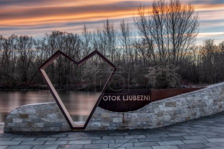 Téléchargez les photos : Otok ljubezni - Île de l'amour près de Mura River. izakovci, slovenia - en image libre de droit