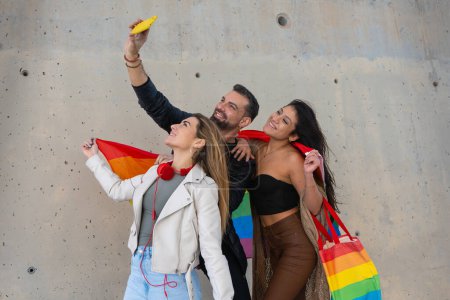 Téléchargez les photos : Heureux groupe multiethnique de jeunes amis gays prendre un selfie ensemble sur le campus. Rencontre d "étudiants multiraciaux dans la ville, concepts de jeunesse, mode de vie des peuples, diversité et fierté. - en image libre de droit
