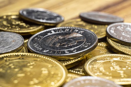 Foto de Fotografía macro de centavos hondureños con diferentes denominaciones. - Imagen libre de derechos