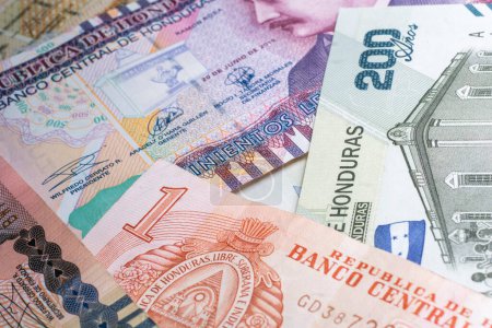 Foto de Tiro cerrado de varios billetes hondureños con diferentes denominaciones. - Imagen libre de derechos