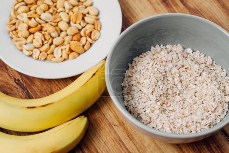 Foto de Ingrediente de un plátano batido, maní y avena concepto de desayuno saludable. - Imagen libre de derechos
