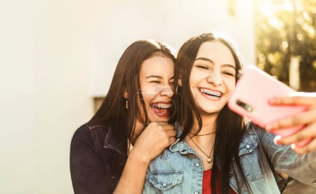 Téléchargez les photos : Deux amies avec des crochets prenant un selfie. Concept de santé dentaire. - en image libre de droit