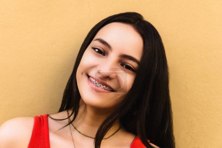 Téléchargez les photos : Hispanique jeune femme smilling avec des crochets, concept d'odontologie - en image libre de droit