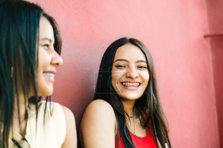 Téléchargez les photos : Portrait de deux jeunes femmes souriantes tout en parlant. concept d'amitié et de santé dentaire. - en image libre de droit