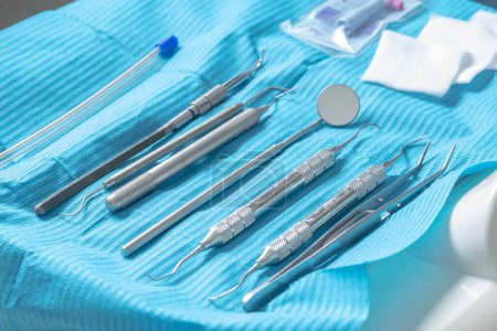 Téléchargez les photos : Instruments dentaires professionnels pour le traitement et l'exploration. - en image libre de droit