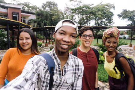 Foto de Grupo multirracial de jóvenes tomando selfie. Grupo de estudiantes universitarios tomando una selfie. - Imagen libre de derechos