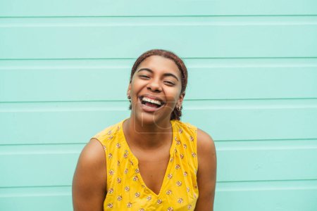 Foto de Retrato de una mujer africana riendo. - Imagen libre de derechos