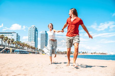 Foto de Novio y novia divirtiéndose al aire libre en vacaciones de verano - Imagen libre de derechos