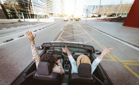 Téléchargez les photos : Amis louer cabrio auto en vacances - en image libre de droit