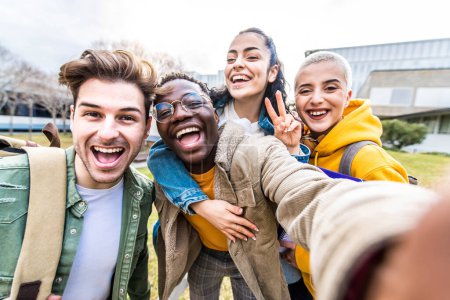 Téléchargez les photos : Étudiants multiculturels prenant des photos selfie sur le campus de l'université. Concept de retour à l'école - en image libre de droit