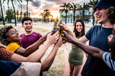 Foto de Jóvenes pasando el rato tomando alcohol juntos. Concepto de celebración y felicidad - Imagen libre de derechos