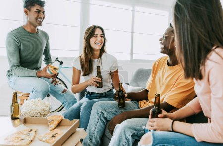 Téléchargez les photos : Jeunes gens joyeux multiraciaux ayant week-end fête à la maison ensemble - Heureux étudiants ayant du plaisir dans les chambres universitaires - en image libre de droit