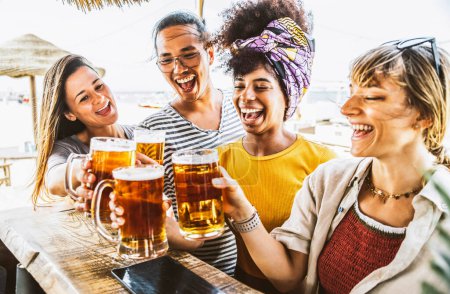 Foto de Jóvenes multirraciales divirtiéndose bebiendo cervezas en una fiesta en la playa. Juventud, amistad y concepto de verano - Imagen libre de derechos