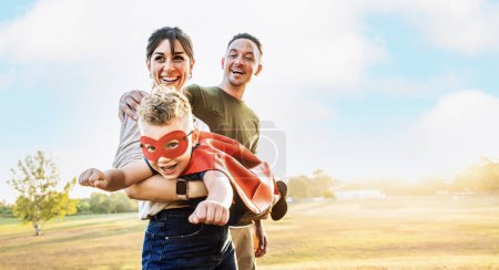 Téléchargez les photos : Joyeux famille jouant ensemble dehors. Concept famille, amour et enfance - en image libre de droit