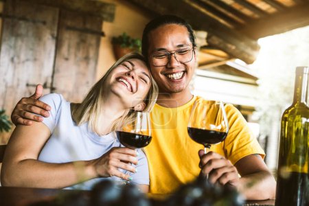 Téléchargez les photos : Petit ami multiracial et petite amie profitant d'une expérience de week-end dégustation de vin au patio du restaurant - en image libre de droit