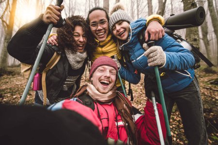 Téléchargez les photos : Groupe de jeunes prenant des photos selfie sur les montagnes. Voyage, amitié et week-end concept d'activités - en image libre de droit