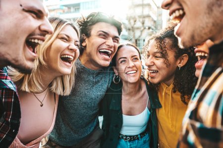 Foto de Jóvenes alegres se divierten pasando el rato en el día de verano. Estudiantes universitarios sonriendo de pie juntos en el campus universitario - Imagen libre de derechos