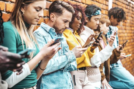 Adolescentes adictos a las redes sociales. Estudiantes universitarios viendo smartphone en campus universitario. Concepto de tecnología moderna