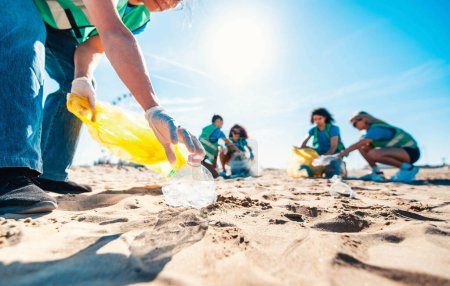 Aktivisten sammeln Müll und schützen den Planeten. Meeresverschmutzung, Umweltschutz und ökologisches Konzept