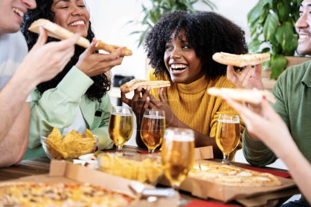 Junge Leute feiern Dinner Party auf dem Balkon des Hauses - Essenslieferung Konzept mit Jungs und Mädchen Essen in der Wohnung