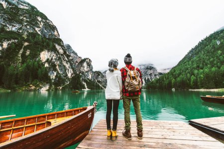 Téléchargez les photos : Couple visitant le lac italien des Braies alpines - Les gens profitant d'une vue imprenable sur le lac des Braies à Dolomites, Tyrol du Sud, Italie, Europe. - en image libre de droit