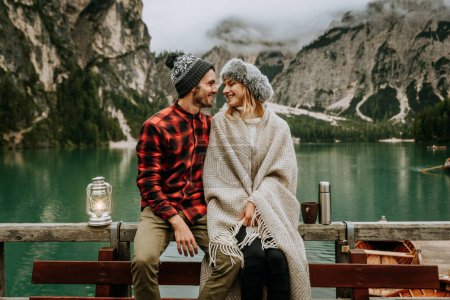 Téléchargez les photos : Baiser romantique d'un couple d'adultes visitant un lac alpin à Braies Italie. Touriste amoureux passer des moments d'amour ensemble dans les montagnes d'automne. Couple, désir ambulant et concept de voyage. - en image libre de droit