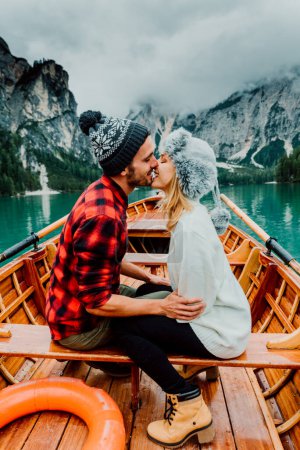 Téléchargez les photos : Couple de touristes visitant le lac des Braies alpines, Italie - Petit ami romantique et petite amie profitant d'activités de week-end à l'extérieur - en image libre de droit