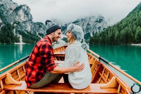 Téléchargez les photos : Couple de touristes visitant le lac des Braies alpines, Italie - Petit ami romantique et petite amie profitant d'activités de week-end à l'extérieur - en image libre de droit