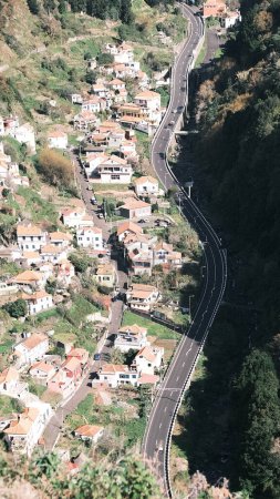 Téléchargez les photos : Vue aérienne d'une route sinueuse dans les montagnes de l'île de Madère au Portugal - en image libre de droit