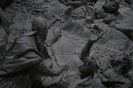 Téléchargez les photos : A dark and powerful religious sculpture in the Vatican City stirs the soul with its depiction of a divine narrative in marble. - en image libre de droit