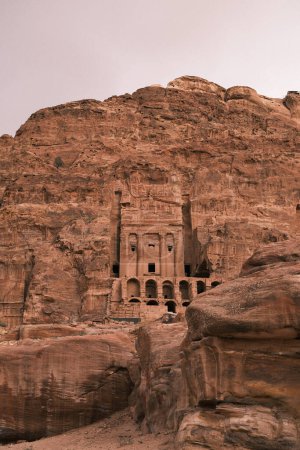 Téléchargez les photos : Petra's Monastery, an iconic facade carved into the rose-colored stone, stands as a timeless testament to the ingenuity of the Nabatean people, its grand scale and intricate details preserved for millennia in Jordan's desert. - en image libre de droit