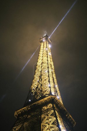 Foto de The Parisian skyline glows under the moonlight, with the Institut de France standing regal and illuminated amidst the citys historical architecture. - Imagen libre de derechos