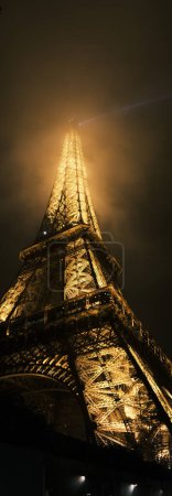 Foto de The Parisian skyline glows under the moonlight, with the Institut de France standing regal and illuminated amidst the citys historical architecture. Nocturnal beauty of Paris. - Imagen libre de derechos