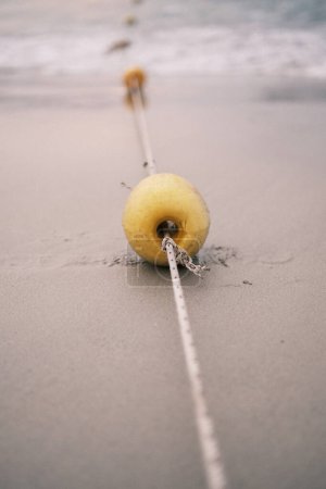 Téléchargez les photos : The simple yet captivating view of a buoy rope leading into the calm sea at Patong Beach, Thailand, invites serene contemplation. - en image libre de droit