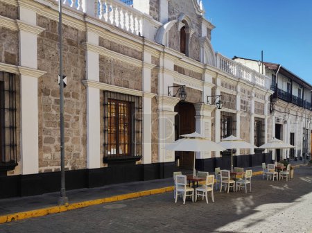 Foto de Restaurante al aire libre de estilo colonial con mesas en la calle en Arequipa - Perú - Imagen libre de derechos