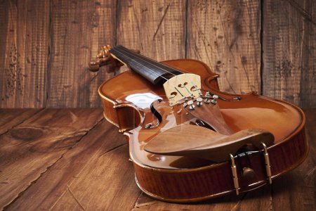 Foto de Violín, hermoso instrumento musical sobre un fondo rústico de madera - Imagen libre de derechos
