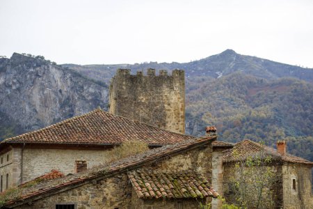 Téléchargez les photos : Beau village dans les montagnes - en image libre de droit