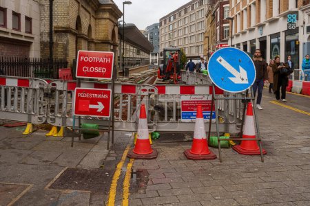 Foto de Londres / Reino Unido; 07 de noviembre de 2023: Cierre urgente de Farringdon Road para obras de gas de emergencia - Imagen libre de derechos