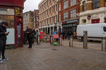 Foto de Londres / Reino Unido; 07 de noviembre de 2023: Cierre urgente de Farringdon Road para obras de gas de emergencia - Imagen libre de derechos